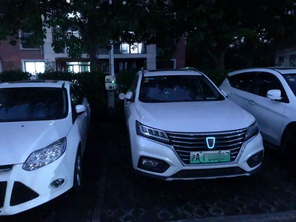 想給車充電得開10公里！如何解決出租車夜間“一樁難求”？