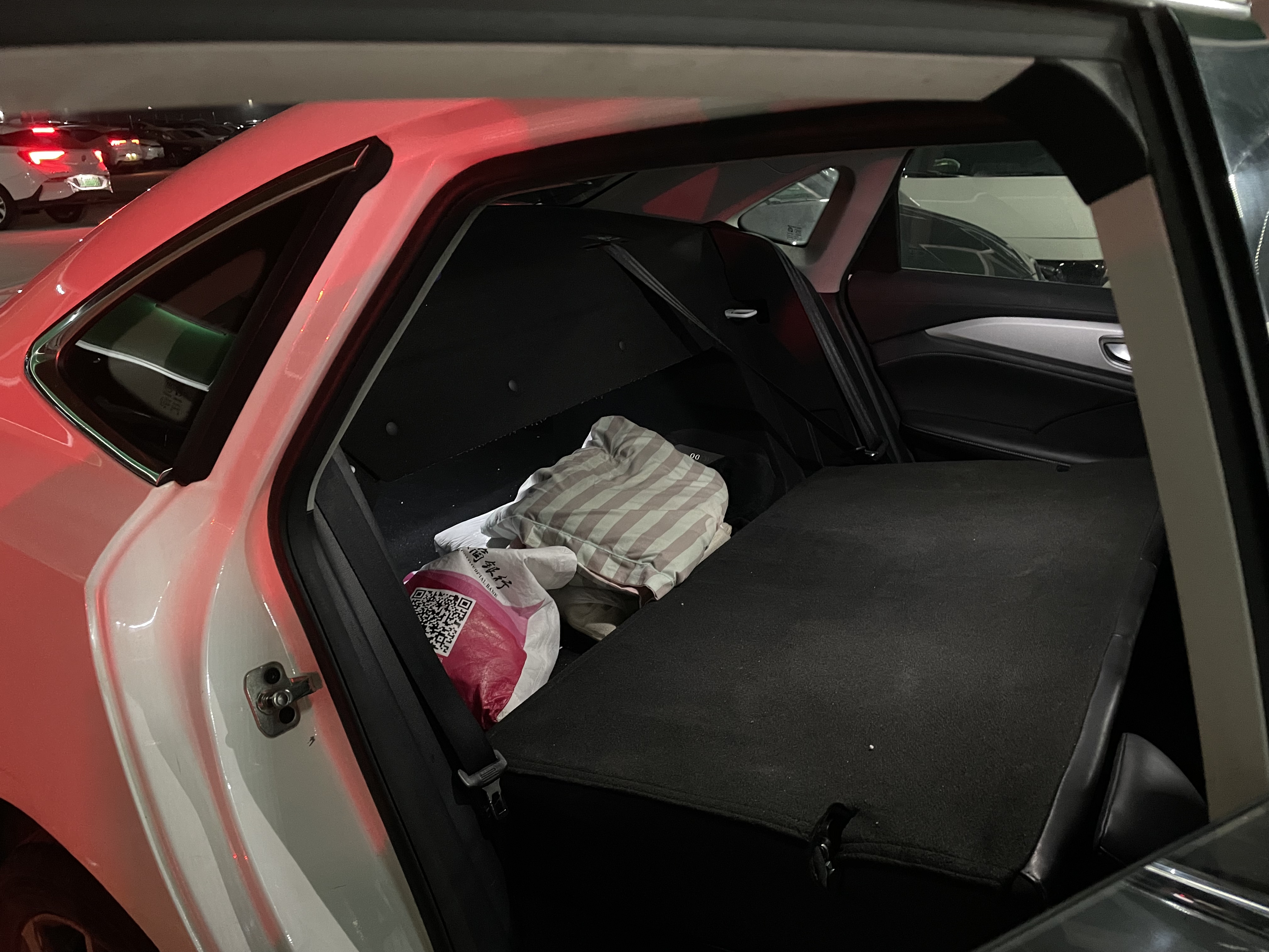 網(wǎng)約車司機，“卷”在車流里