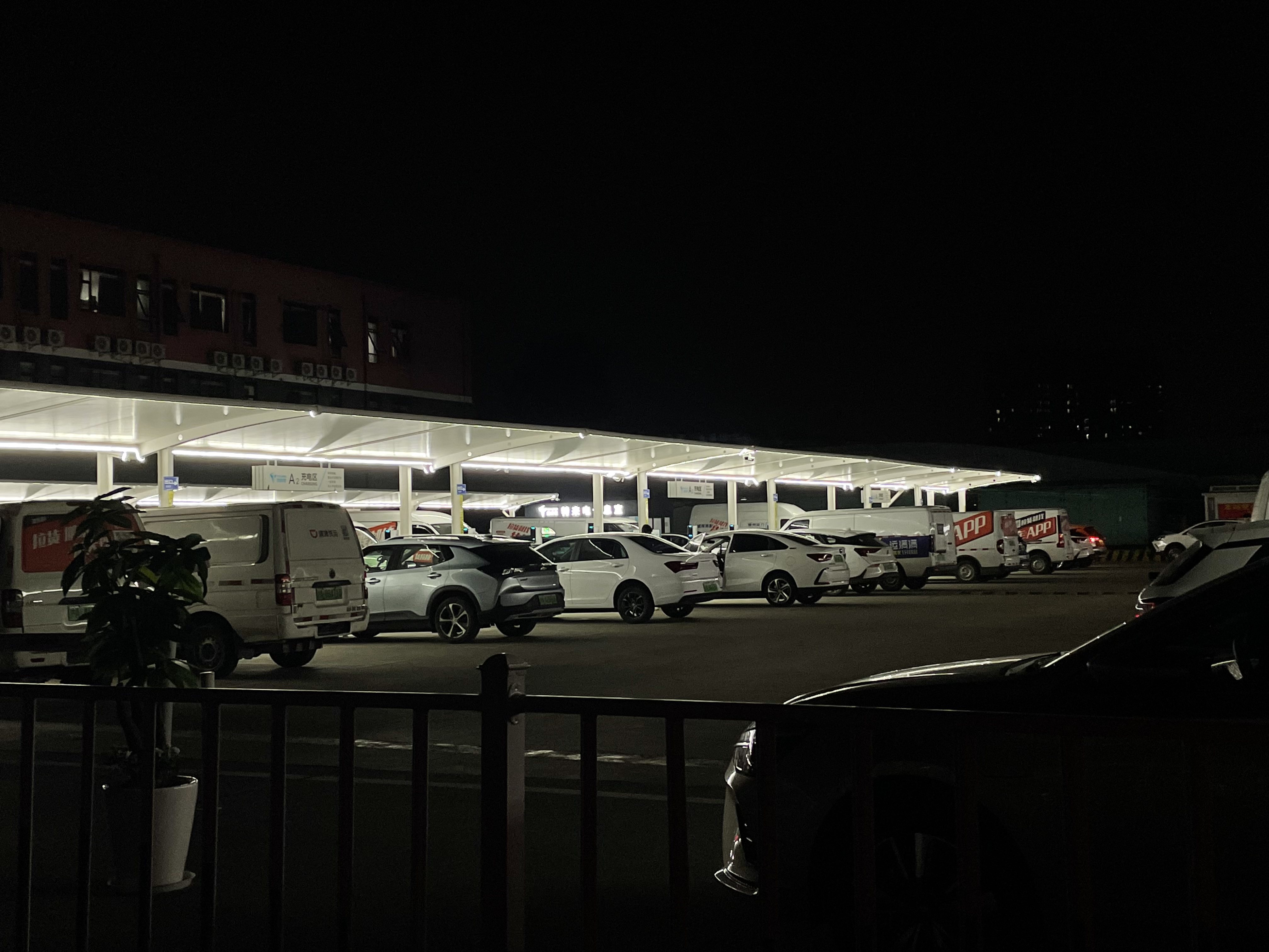 網(wǎng)約車司機，“卷”在車流里